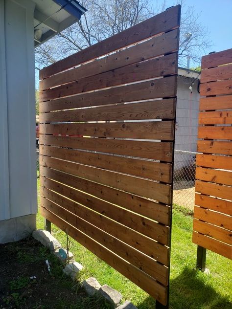 Privacy Wall Outdoor, Horizontal Wood Fence, Wooden Privacy Screen, Wooden Fences, Privacy Ideas, Wood Fence Design, Garden Privacy Screen, Privacy Wall, Sitting Areas