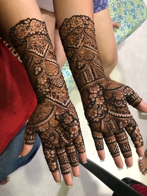 Mehandi Design For Hand, Beginner Henna, Alia Bhatt Photoshoot, Beginner Henna Designs, Bridal Henna Designs, Simple Mehndi Designs Fingers, Mehndi Designs Front Hand, Circle Mehndi Designs, Mehndi Designs For Girls