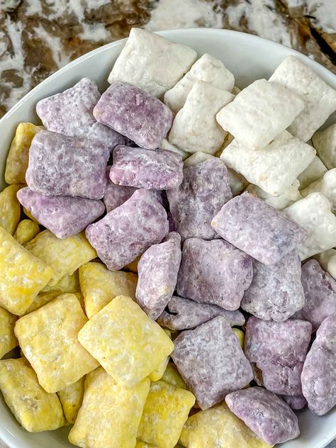 Minnesota Vikings Puppy Chow is a perfect game day recipe! Root for your favorite football team with a sweet and salty snack. Gluten free and made with Chex and candy melts. Mn Vikings Birthday Party, Minnesota Vikings Birthday Party, Minnesota Vikings Cake, Minnesota Vikings Party, Football Game Snacks, Sport Snacks, Football Is My Favorite Season, Finger Food Snacks, Best Bread Pudding Recipe