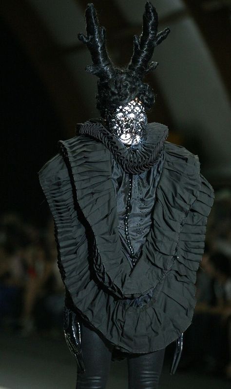 Dark Couture, Goth Mask, Weird Fashion, The Spider, Fashion Runway, Famous Designers, Dark Fashion, Fashion Details, Gothic Fashion