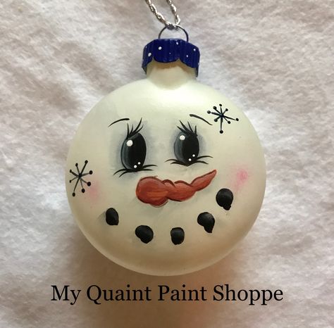 Hand painted snowman ornament on glass disc. My own design and creation. Lightbulb Crafts, Glass Ornaments Diy, Painted Objects, Diy Schneemann, Wine Crafts, Handpainted Christmas Ornaments, Snowmen Ornaments, Snowman Faces, Snowman Painting