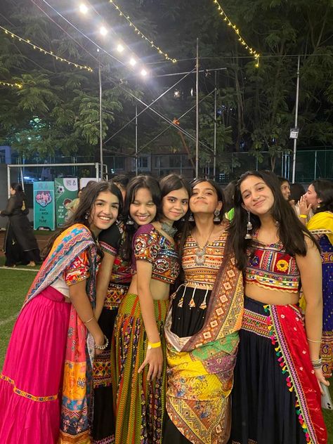 Dandiya Outfit Ideas For Women, Garba Outfit Ideas For Women, Navratri Girls Look, Garba Night Photos, Navratri Outfit Inspo For Women, Garba Group Photo, Dandiya Poses With Friends, Garba Pictures Aesthetic, Dandiya Night Photo Ideas