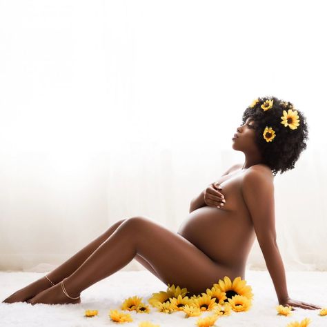 Maternity Photoshoot Photoshoot Sunflower, Studio Maternity Shoot, Baby Shower Yellow, Studio Maternity, Funny Story, Life Funny, Maternity Photoshoot, Maternity Shoot, Maternity Photographer