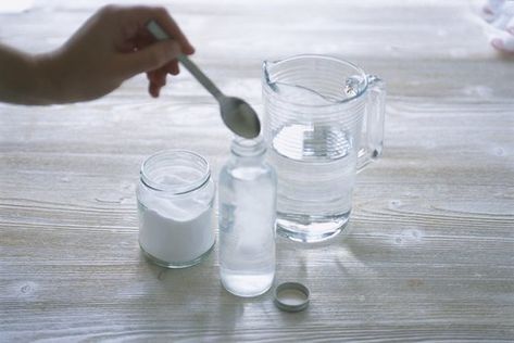 Adding powdered borax to bottle of water, using spoon, close-up Borax Cleaning, Borax Powder, Alkaline Diet, Alkaline Water, Alkaline Foods, Cleaning Recipes, Cleaners Homemade, Natural Cleaning Products, Cleaning Organizing