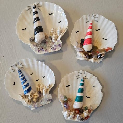 Shell Animals Crafts, Kids Shell Crafts, Lighthouse Shell Art, Crafts With Scallop Shells, Stuff To Do With Seashells, Seashell Craft Ideas, How To Display Shells From The Beach, Beachy Crafts Ideas, Sea Shell Art Diy