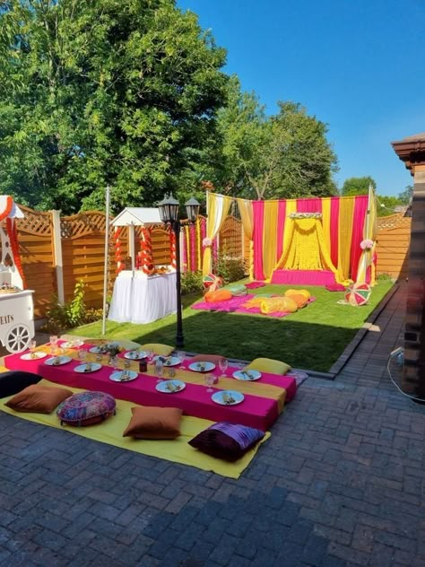 Outdoor Dholki Decor, Mehndi Event Decoration At Home, Backyard Mehndi Decor, Outdoor Mehndi Decor, Dholki Setup, Mehndi Home Decor, Backyard Mehndi, Dholki Decor Home, Outdoor Mehndi