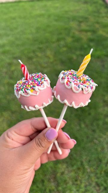 Birthday Cake Cakepops, Bday Cake Pops, Cake Pop For Birthday, Cake Pops Cute Ideas, Diy Cake Pop Decorating, Cake Pop Birthday Display, Cake Pop Cupcakes, Birthday Cake Pops For Women, Cake Shaped Cake Pops