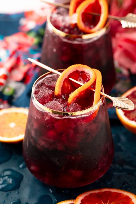 With absolutely minimal ingredients this Red Wine Spritzers comes together in minutes. Flavorful, simple and absolutely refreshing. Sprite Cocktails, Red Wine Spritzer, Spritzer Drink, Wine Spritzer Recipe, Red Wine Cocktails, Red Wine Sangria, Homemade Bbq Sauce Recipe, Spritzer Recipes, Wine Spritzer