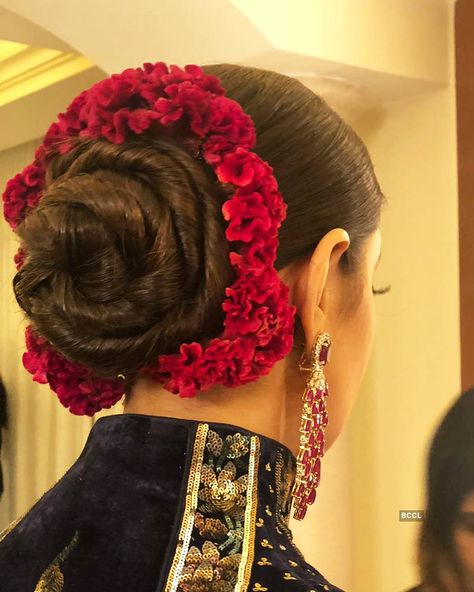 Bridal Updo With Flowers, Updo With Flowers, Hair Twist Bun, Bridal Hairstyle Indian Wedding, Bridal Hair Buns, Beautiful Braided Hair, Indian Bride Hairstyle, Open Hairstyles, Indian Bridal Hairstyles