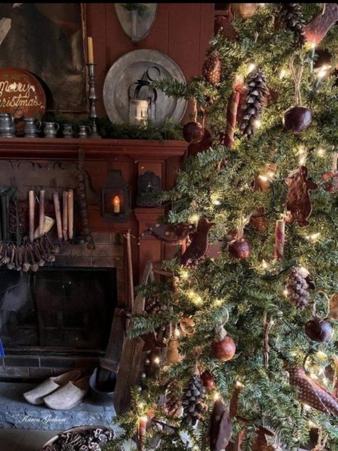 Colonial Christmas Decorating, Early American Decorating, Old Fashioned Christmas Decorations, Christmas Rooms, Colonial Williamsburg Christmas, Christmas Porches, Williamsburg Christmas, Primitive Country Christmas, Primitive Christmas Decorating