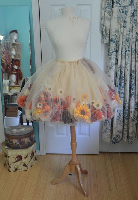 DIY on how to make a flower skirt! Flowers are inside tulle, great inspiration for a fairy dress up or ballet dance costume, so pretty #tutorial Willow Wisp, Fairy Costume For Girl, Unique Homecoming Dresses, 파티 드레스, Diy Vetement, Flower Skirt, Flower Fairies, Fairy Costume, Flower Fairy