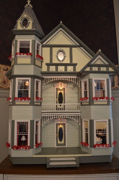 love it Painted Lady Dollhouse, Dollhouse Colors, Dollhouse Landscaping, Real Good Toys, Mini Dollhouse, Dollhouse Projects, Dollhouse Ideas, Victorian Dollhouse, Victorian Dolls