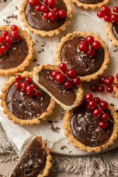 Chocolate Mini Tarts, Mini Chocolate Tarts Recipe, Christmas Sweets Easy, Shortbread Pastry, Chocolate Tarts Mini, Chocolate Tarts, Chocolate Tarts Recipe, Chocolate Ganache Tart, Seasonal Baking