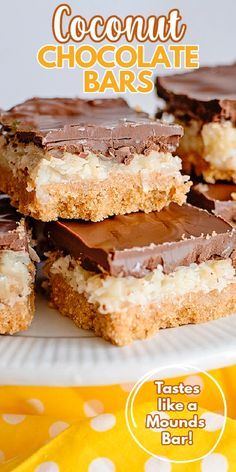 Coconut Chocolate Bars - Coconut Chocolate Bars are the coconut lovers dream. These bars have a buttery graham cracker crust layered with a sweet coconut filling and then topped with a rich chocolate layer. Slice into these Coconut Candy Bars for a sweet treat any day of the week. #coconut #bars #cookiedoughandovenmitt #dessertrecipes Coconut Squares Recipe, Graham Cracker Bars, Chocolate Bar Recipe, Coconut Chocolate Bars, Graham Cracker Recipes, Coconut Filling, Chocolate And Coconut, Coconut Cheesecake, Coconut Candy