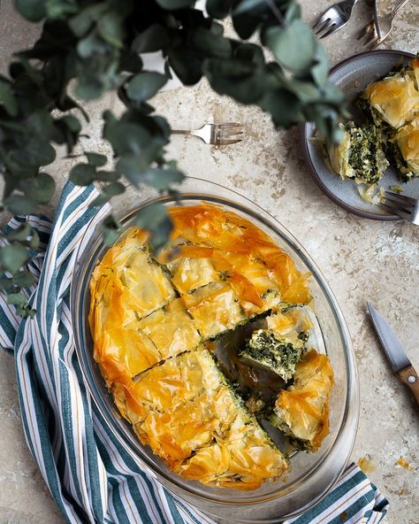 Spanakopita Maison (Feuilleté aux Épinards et à la Fêta, à la grecque) - Free The Pickle Pasta Bar, Greek Cooking, Greek Recipes, Sans Gluten, Food Food, Savoury Food, Finger Foods, Breakfast Brunch, Love Food