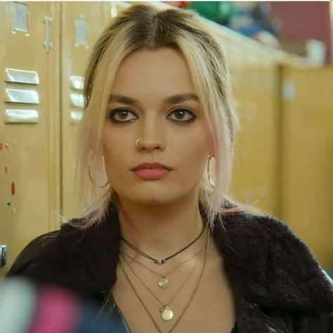 Sexeducation Netflix, Maeve Wiley, Liz Vicious, Emma Mackey, Harry Styles Photos, Girl Icons, Best Makeup Products, Pretty People, Makeup Looks