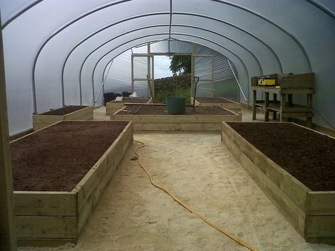 13 DIY High Tunnel Ideas to Build in Your Garden Poly Tunnel Ideas Diy Greenhouse, High Tunnel Greenhouse Layout, Diy High Tunnel, High Tunnel Gardening Layout, Raised Bed Layout, Garden Tunnel, Serre Diy, High Tunnel, Raised Gardens