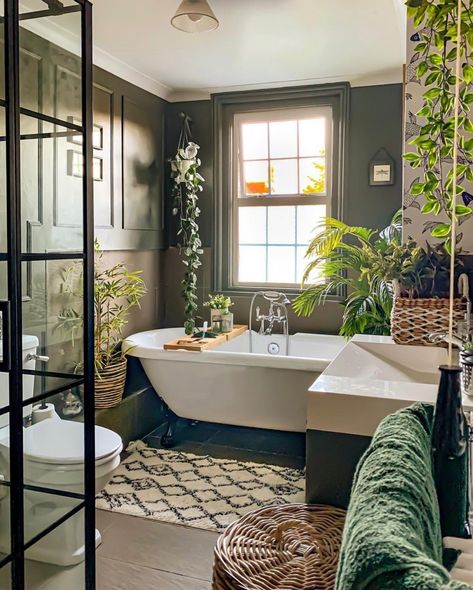 Bathrooms With Clawfoot Tubs, Bathroom Clawfoot Tub, Bathroom Vibes, Jungle Bathroom, Big Bathtub, Clawfoot Tubs, Vintage Style Bathroom, Bathroom Green, Diy Bathroom Makeover