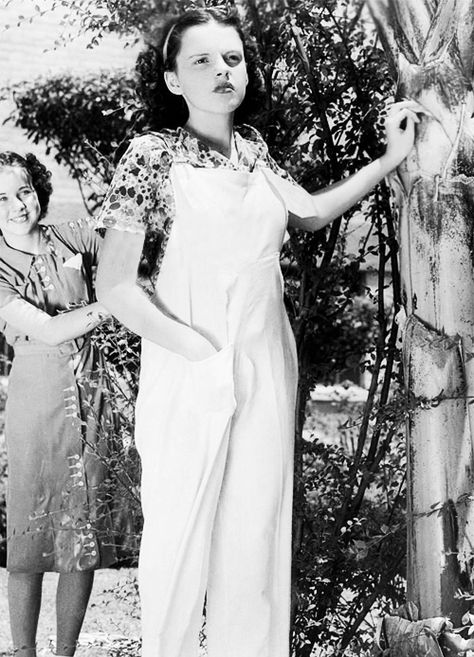 Judy Garland in a publicity still for Every Sunday, 1936 Judy Garland 1940s, Gene Kelly Judy Garland, Judy Garland Liza Minnelli, Judy Garland In The Good Old Summertime, Judy Garland Vincente Minnelli, Judy Garland A Star Is Born, Deanna Durbin, Dorothy Gale, She Walks In Beauty