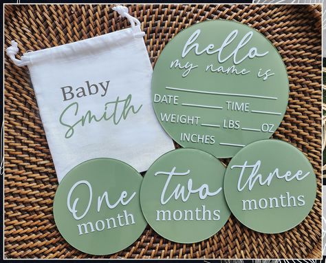 Looking for the perfect baby shower gifts? Look no further! Our list of 8 unique and thoughtful ideas will help you find the perfect present for the mom-to-be. From personalized keepsakes to practical essentials, these gifts are sure to impress. Say goodbye to boring onesies and hello to unforgettable presents! Cricut Baby Room, Diy Newborn Gifts Cricut, Cricut Birth Announcement, Milestone Circles Acrylic, Milestone Markers Acrylic, Birth Milestone Ideas, Cricut Birth Announcement Ideas, Cricut Monthly Milestones, Acrylic Plaque Ideas