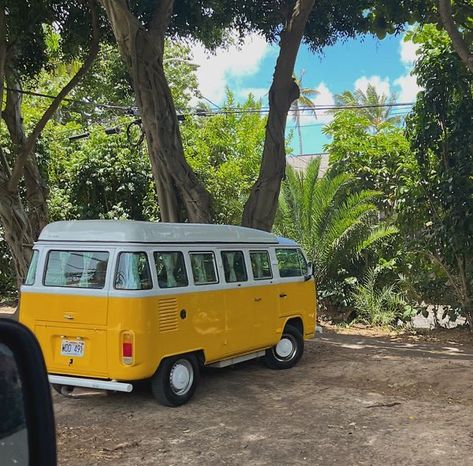 volkswagen bug vollswagen bus yellow aesthetic hawaii oahu smiley yellow Yellow Volkswagen Bus, Yellow Campervan, Marie Core, Van Life Aesthetic, Vintage Vw Camper, 1974 Birthday, Aesthetic Hawaii, Vans Aesthetic, Vans Yellow