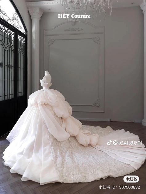 Hey Couture, Fluffy Wedding Dress, Extravagant Wedding Dresses, Black And White Wedding Theme, Fairytale Gown, Wedding Dresses Princess Ballgown, White Wedding Theme, Extravagant Wedding, Pretty Quinceanera Dresses