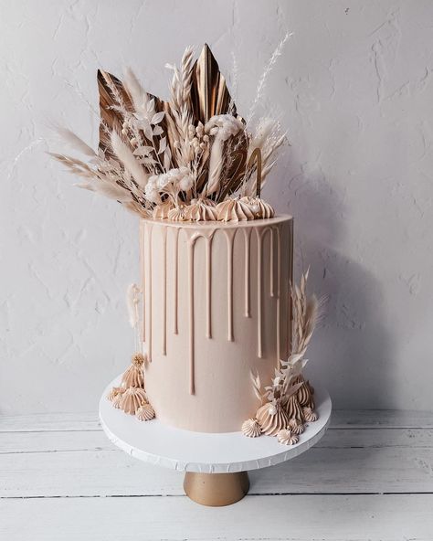 Lydia’s Cakes 🧁 on Instagram: “A dried flower drip cake two of my fave cake things Love this nude beauty! • #dripcake #biscoffcake #birthdaycake #birthdayinspo…” Tan Cake Ideas, Boho Chocolate Cake, Shades Of Brown Birthday Cake, Pampas Birthday Cake, Boho Cowgirl Birthday Cake, Nude Cake Birthday, Nude Birthday Theme, Nude Color Cake, Nude Birthday Cake