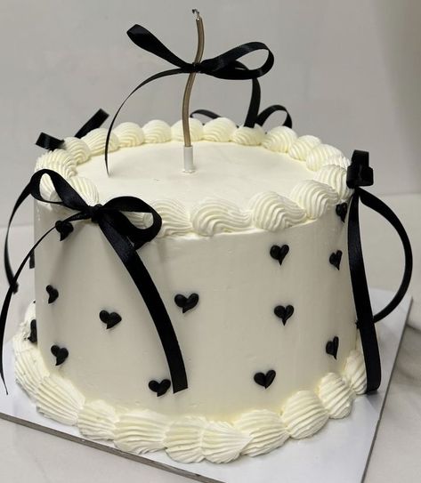 Happy 28th Birthday Cake, Black And White Cake Aesthetic, Black Cake Aesthetic, 28th Birthday Cake, Tårta Design, Black And White Cake, 22nd Birthday Cakes, Bolo Vintage, 17 Birthday Cake