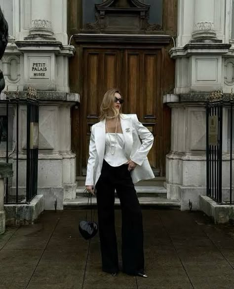 White Jacket Black Pants, Paris Trip Outfits, Inverted Triangle Outfits, France Outfits, Black White Outfit, Dark Outfits, Bag Outfit, White Outfit, Pinterest Outfits