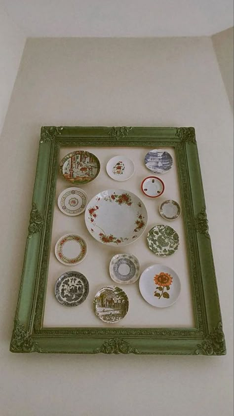 Plates In Frames Wall Decor, Glass Plate Wall Decor, Plates On Bathroom Wall, Plates On Kitchen Wall, Vintage Plate Display Ideas, Display Plates On Wall, Boho Plates On Wall, Wall Plate Display, Wall Of Plates