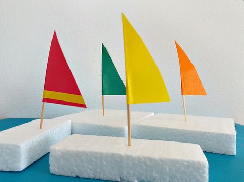 Create easy sailboats out of styrofoam packaging. It’s great for water play on a hot summer’s day. Boat Craft, Preschool Transportation, Sailboat Craft, Styrofoam Packaging, Water Transport, Easy Kid Activities, Vivier Shoes, Boat Crafts, Transportation Crafts