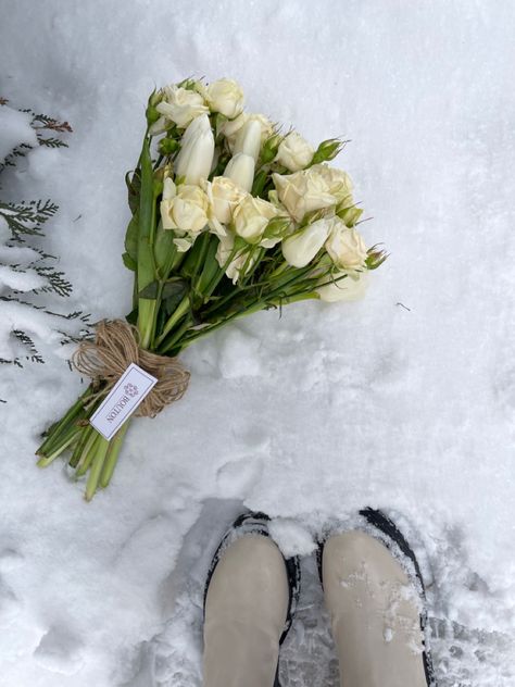 Snow flower detail Flowers Winter Aesthetic, Flowers In Snow, Flowers In The Snow, Burning Flowers, Snow Flower, Holding Flowers, Winter Girls, Flower Detail, Winter Aesthetic