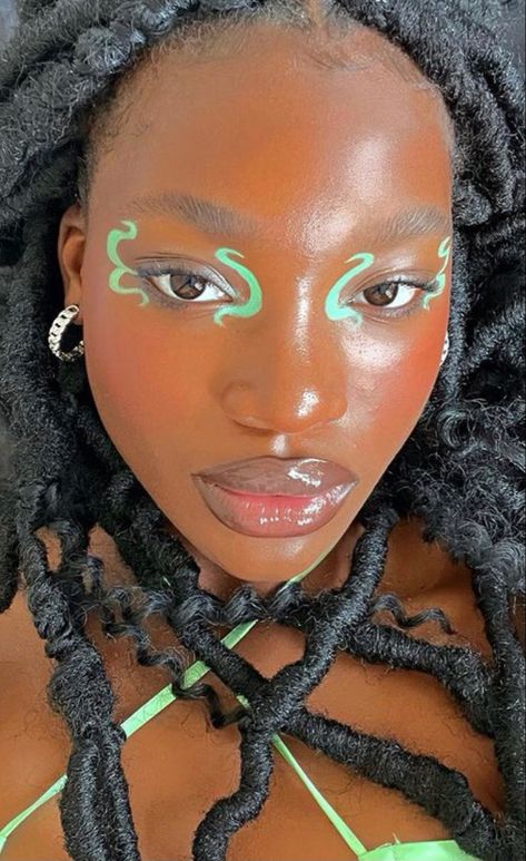 Simple Creative Makeup Looks, Green Eyeliner Looks Black Women, Colourful Makeup Looks Creative, Creative Green Makeup Looks, Bright Makeup Looks, Frog Inspired Makeup, Unique Eyeliner Looks, Graphic Liner Hooded Eyes, Green Graphic Liner Looks