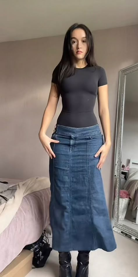 2000s Maxi Skirt Outfit, Demin Skirt Long, Jean Skirt Maxi, Modest Fashion Jeans, Maxi Denim Skirt Outfit Aesthetic, Y2k Skirts Long, Long Skirt Outfits Denim, Maxi Skirt Outfit 90s, Jean Long Skirt Outfits