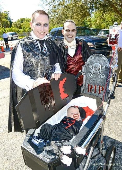 Gay vampire family costume Halloween casket stroller Vampire Family Costume, Baby Vampire Costume, Halloween Casket, Family Costume Halloween, Stroller Halloween Costumes, Stroller Costume, Mommy Halloween, Family Costumes Diy, Vampire Family