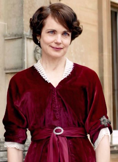 Cora watched Sybil leave for nursing school season 2 - Her only jewelry being simple drop earrings. 1910s Outfits, Downton Abbey Cora, Christmas High Tea, Downtown Abbey Fashion, Cora Crawley, Downton Abbey Season 1, Lady Grantham, Notre Dame Fire, Titanic Costume