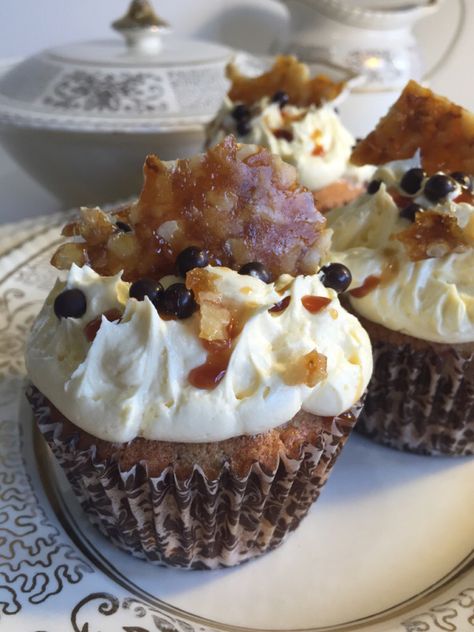 Derby Cupcakes, Kentucky Derby Cake, Kentucky Derby Desserts, Walnut Brittle, Bourbon Cupcakes, Kentucky Derby Pie, Derby Party Food, Kentucky Derby Party Decorations, Kentucky Derby Party Food