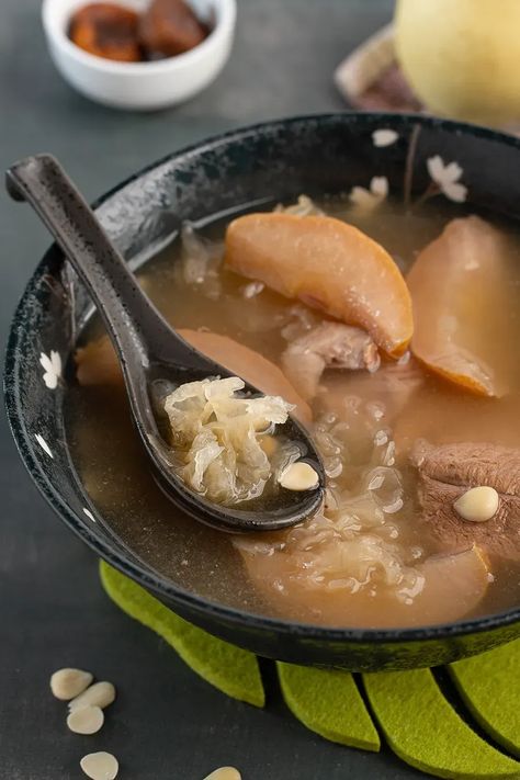 Apple, Pear and Snow Fungus Soup 蘋果雪梨雪耳湯 | This Cantonese soup is perfect on cold days to warm you up & nourish your lungs. #apple #pear #snowfungus #apricotkernels #driedfig #pork #cantoneserecipe #soup #chineserecipe #appetizer #appetizerrecipe | The Missing Lokness Butternut Squash Baked, Chocolate And Orange Tart, Quick And Easy Soup Recipes, Chili Vegetarian, Banana Pudding From Scratch, Snow Fungus, Pear Soup, Instant Pot Chicken Noodle, Magnolia Bakery Banana Pudding