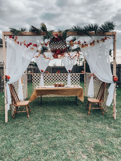 Sukkah Decor, Sukkah Ideas Decoration, Sukkot Tablescape, Sukkot Aesthetic, Feast Of Tabernacles Decorations, Diy Sukkah Decorations, Sukkah Decorations, Sukkah Ideas, Classroom Sukkah