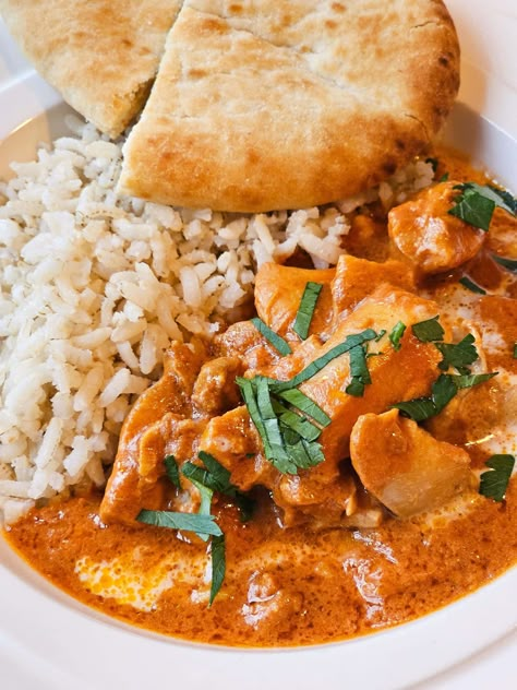 Recept: Butter Chicken uit de slowcooker | byAranka.nl Slowcooker Butterchicken, Butter Chicken Slow Cooker, Slow Cooker Kip, Slow Cooker Butter Chicken, Butter Chicken, Slow Cooker Chicken, Garam Masala, Naan, Crock Pot