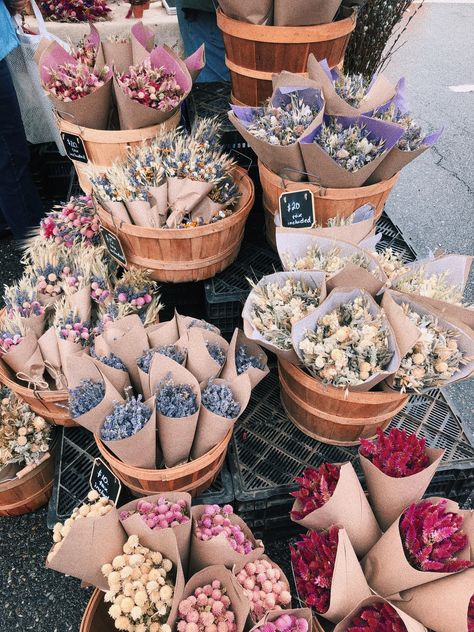 Flower Booth Display Ideas, Dried Flowers Display, Dried Flower Bar, Dried Flower Shop, Gift Shop Interiors, Flower Shop Display, Flower Shop Decor, Flower Shop Design, Fleurs Diy