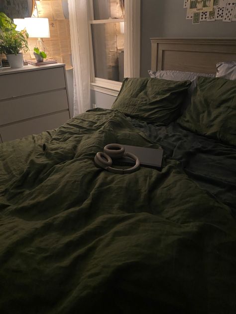 Cozy Green Bed, Dark Brown Bedding Aesthetic, Earthy Small Bedroom, Dark Green Aesthetic Room, Bedroom Green Aesthetic, Boy Bedroom Aesthetic, Academia Bedroom Decor, Dark Green Bedroom Aesthetic, Dark Academia Bedroom Decor