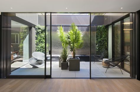 Indoor Courtyard, Courtyard Design, Internal Courtyard, Casa Patio, Glass Walls, Island House, Patio Interior, Unique Houses, Courtyard House