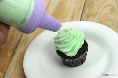 3 Ways to Make Glow in the Dark Cupcakes Neon Homecoming, Dark Cupcakes, Glow In The Dark Cupcakes, Neon Cakes, Cake Mix Cupcakes, Black Light Party, Glow Birthday Party, Glow In The Dark Party, Glow Birthday