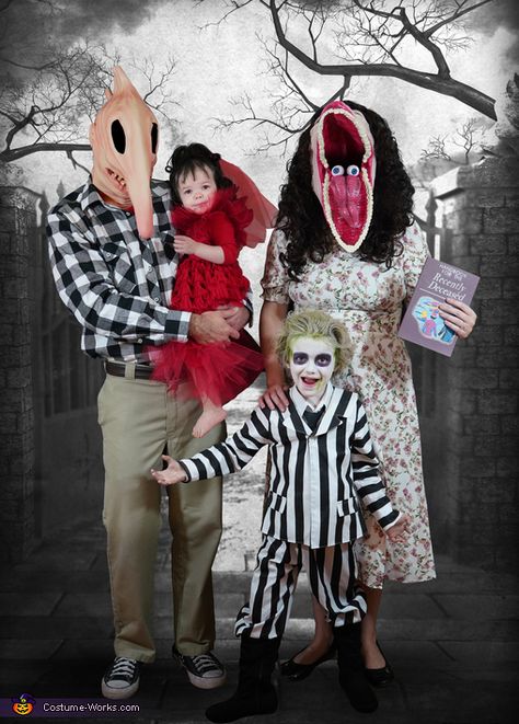 Costume Family Of 4, Beetlejuice Family Costume, Halloween Costumes Beetlejuice, Family Of 4 Halloween Costumes, Family Of 3 Halloween Costumes, Tim Burton Costumes, 4 Halloween Costumes, 3 Halloween Costumes, Disney Family Costumes