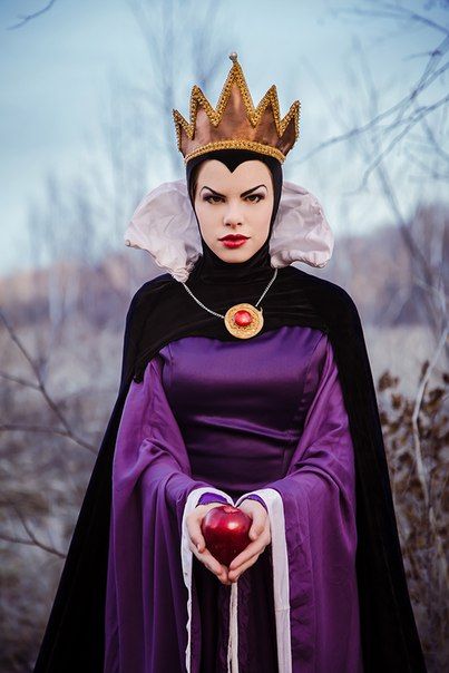 Evil Queen, Dispersi Cosplay, photo by Nita 13 Evil Queen Costume Diy, Disney Movie Villains, Evil Queen Cosplay, Disney Villain Party, Maleficent Cosplay, Evil Queen Costume, Villains Party, Queen Cosplay, Snow White Evil Queen