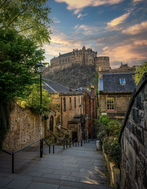 https://flic.kr/p/2nCi2gE | The Vennel - Edinburgh Scotland | The Vennel - Edinburgh, Scotland. Inverness Scotland Photography, Battle Of Stirling Bridge, Pretty Cities, Inverness Scotland, Glasgow University, Ben Nevis, Scotland Highlands, The Cloisters, Edinburgh Castle