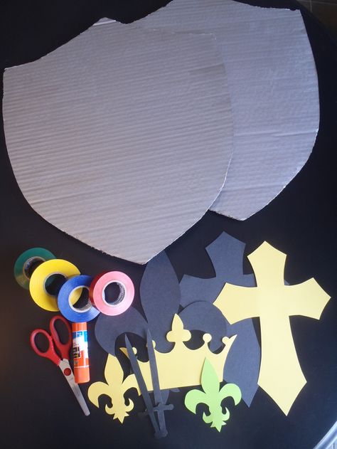 Cardboard Knight, Kingdom Vbs, Knight Birthday Party, Castle Party, Zelda Birthday, Medieval Crafts, Knight Party, Lateral Thinking, Knight Shield