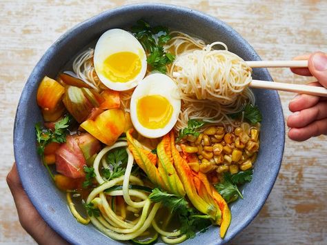 Summer Ramen, Cold Ramen, Ramen Noodle Recipes Soup, Soup Asian, Salad Appetizer Cups, Dashi Broth, Ramen Bowls, Ramen Recipe, Homemade Ramen