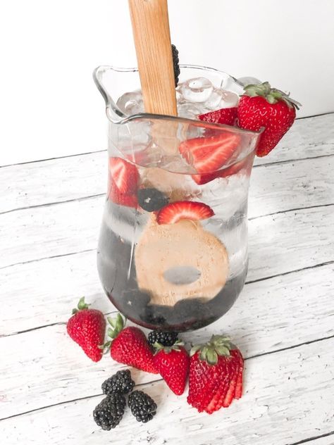 Blackberry Infused Water, Blackberry Water, Strawberry Infused Water, Berry Water, Fruit Infused Water Recipes, Flavored Water Recipes, Infused Water Recipes, Weeknight Recipes, Fruit Infused Water